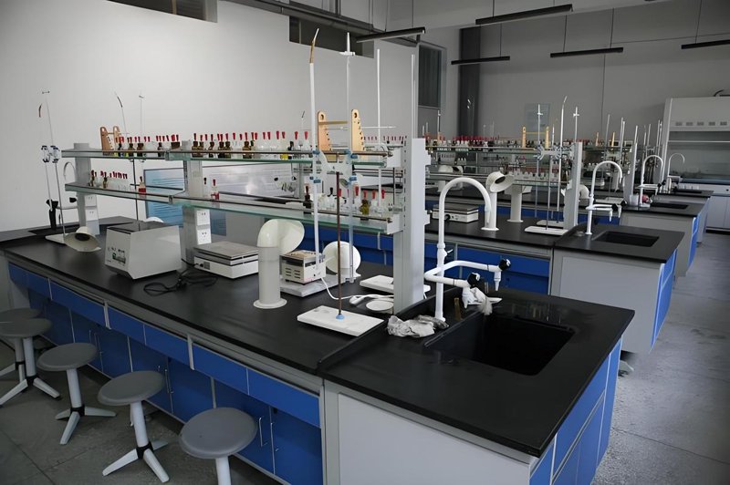 在当今大数据时代,机器学习算法正以前所未有的速度改变着我们的生活和工作方式。今天,我们将深入探讨几种常用的机器学习算法,并通过一个实际案例来展示它们的应用。